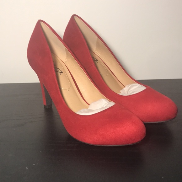 Y•Not?, cherry red faux suede 3.5 inch heels size 8M - Picture 8 of 12